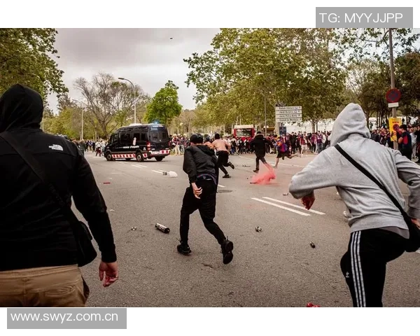 巴黎球迷大巴深夜抛锚高速上80人被困数小时等待救援