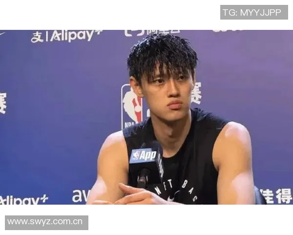 蔡老板昨晚与曾凡博击掌鼓励并嘱咐教练多给予他上场机会