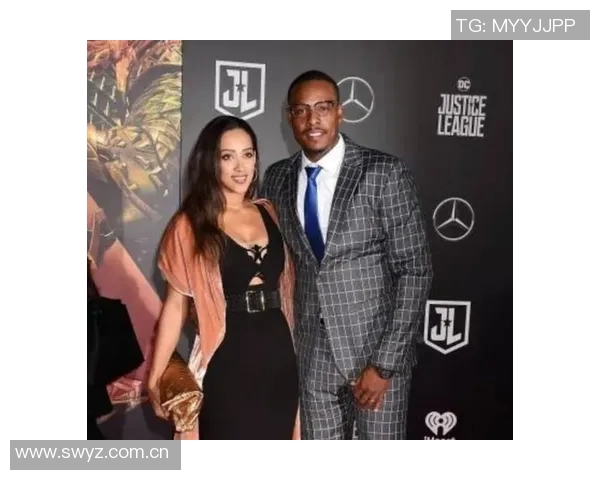 皮尔斯夜店偷瞄性感美女的紧张瞬间只需半秒钟的转头反应