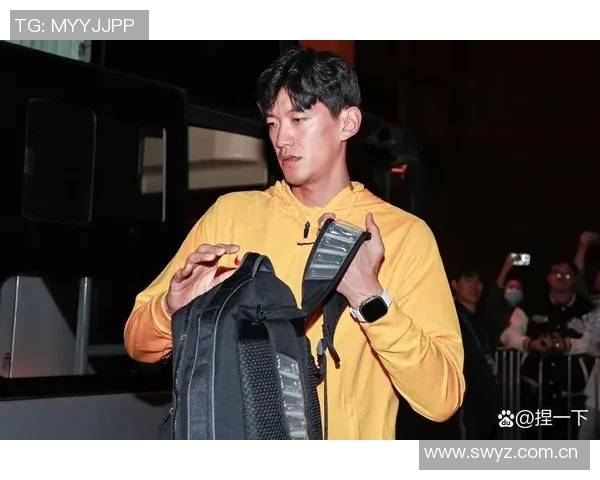 海港为颜骏凌徐新颁发纪念球衣王燊超荣获中超单轮最佳称号 海港为颜骏凌徐新颁发纪念球衣王燊超荣获中超单轮最佳称号