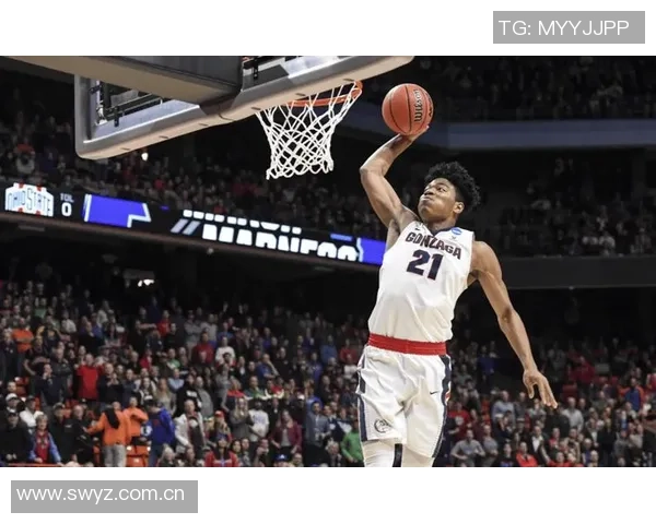 克拉克斯顿上半场表现惊艳7投5中砍下11分8篮板外线命中率完美