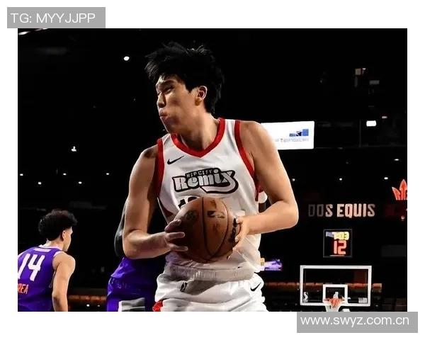 杨瀚森的发型之争：剃掉锅盖头选择寸头或光头更显魅力